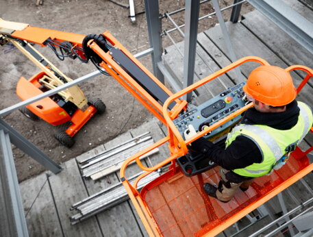 JLG